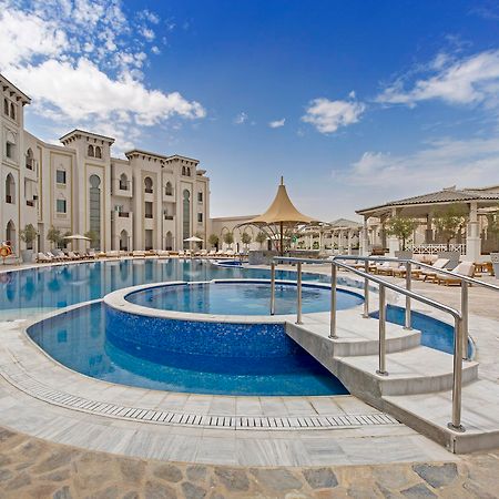 فندق إزدان بالاس الدوحة المظهر الخارجي الصورة The swimming pool at the hotel