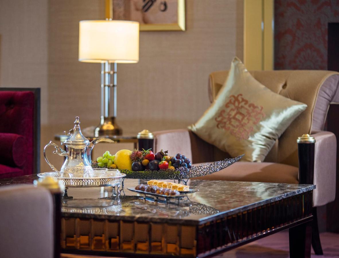 فندق إزدان بالاس الدوحة المظهر الخارجي الصورة A living room in a suite at the Ritz-Carlton, Dubai
