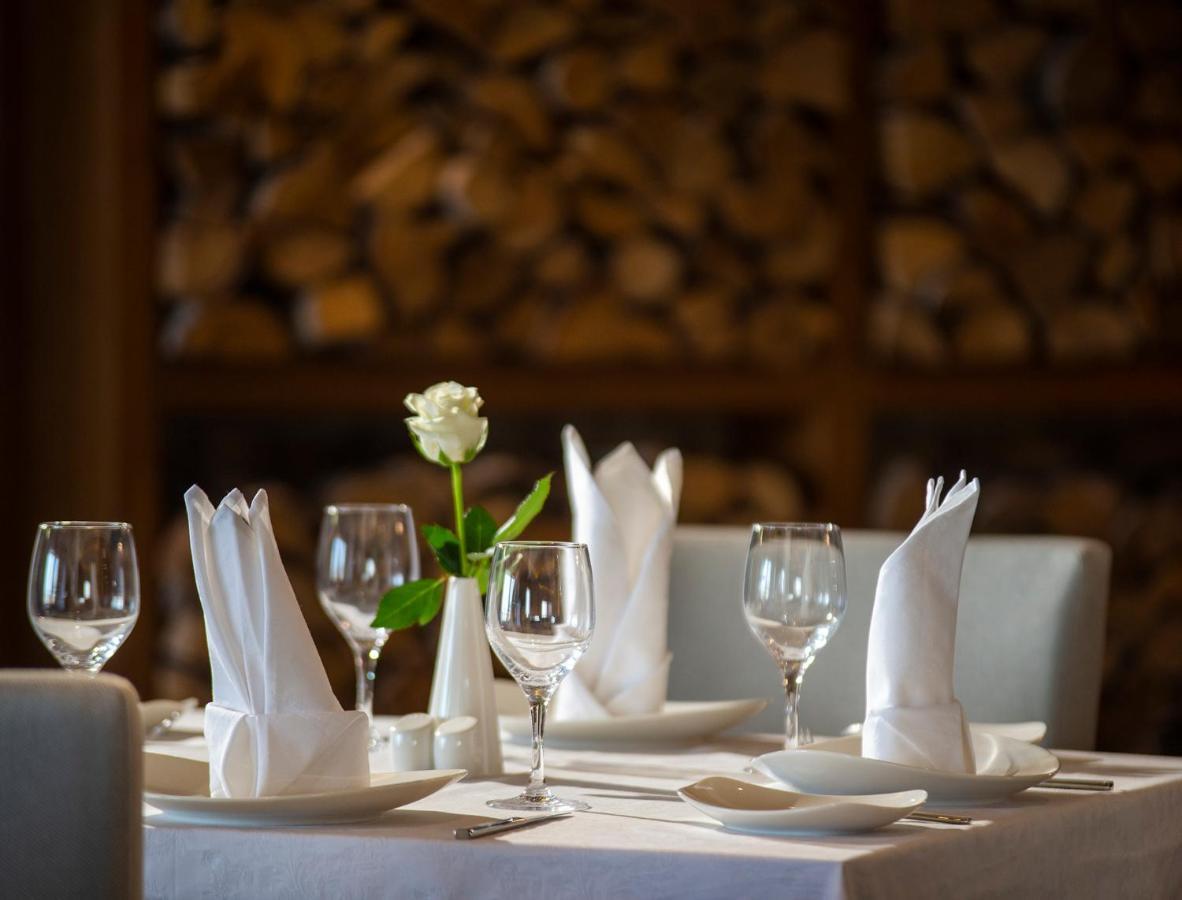 فندق إزدان بالاس الدوحة المظهر الخارجي الصورة A table set for fine dining
