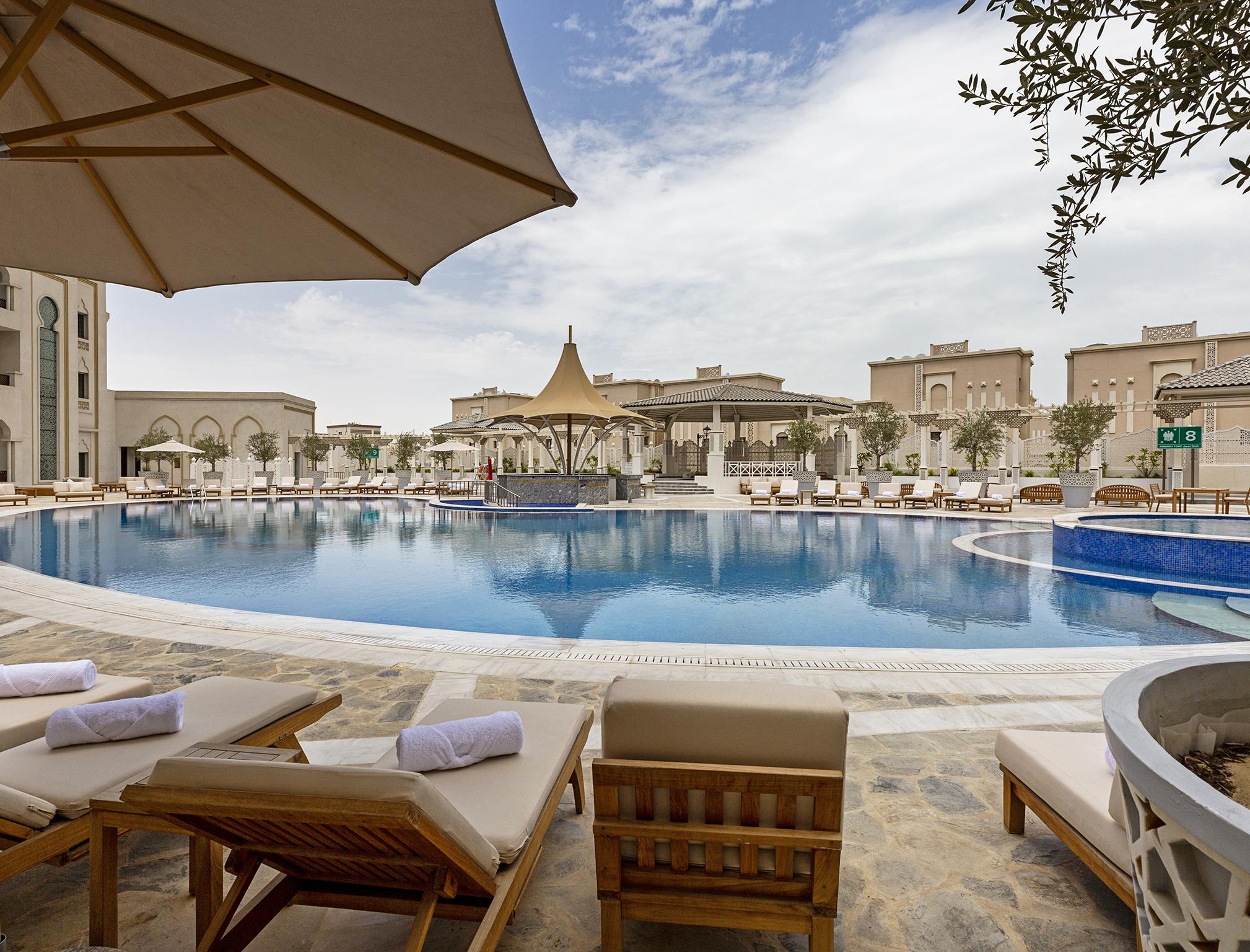 فندق إزدان بالاس الدوحة المظهر الخارجي الصورة The pool at the Ritz-Carlton, Bahrain