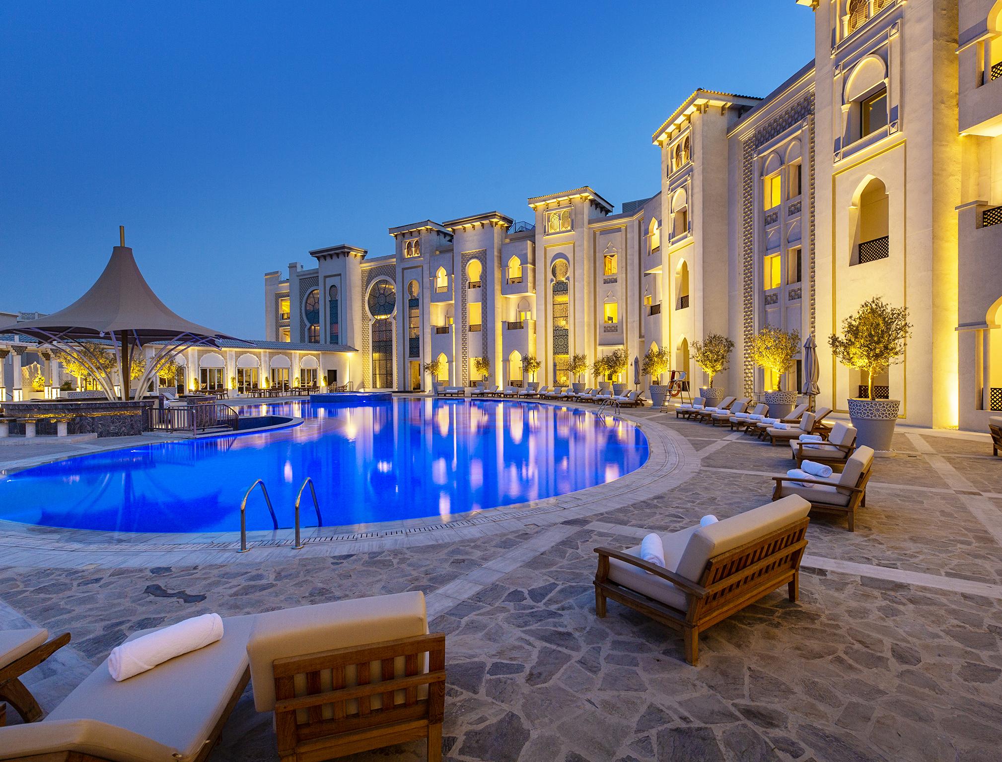 فندق إزدان بالاس الدوحة المظهر الخارجي الصورة The pool at the hotel