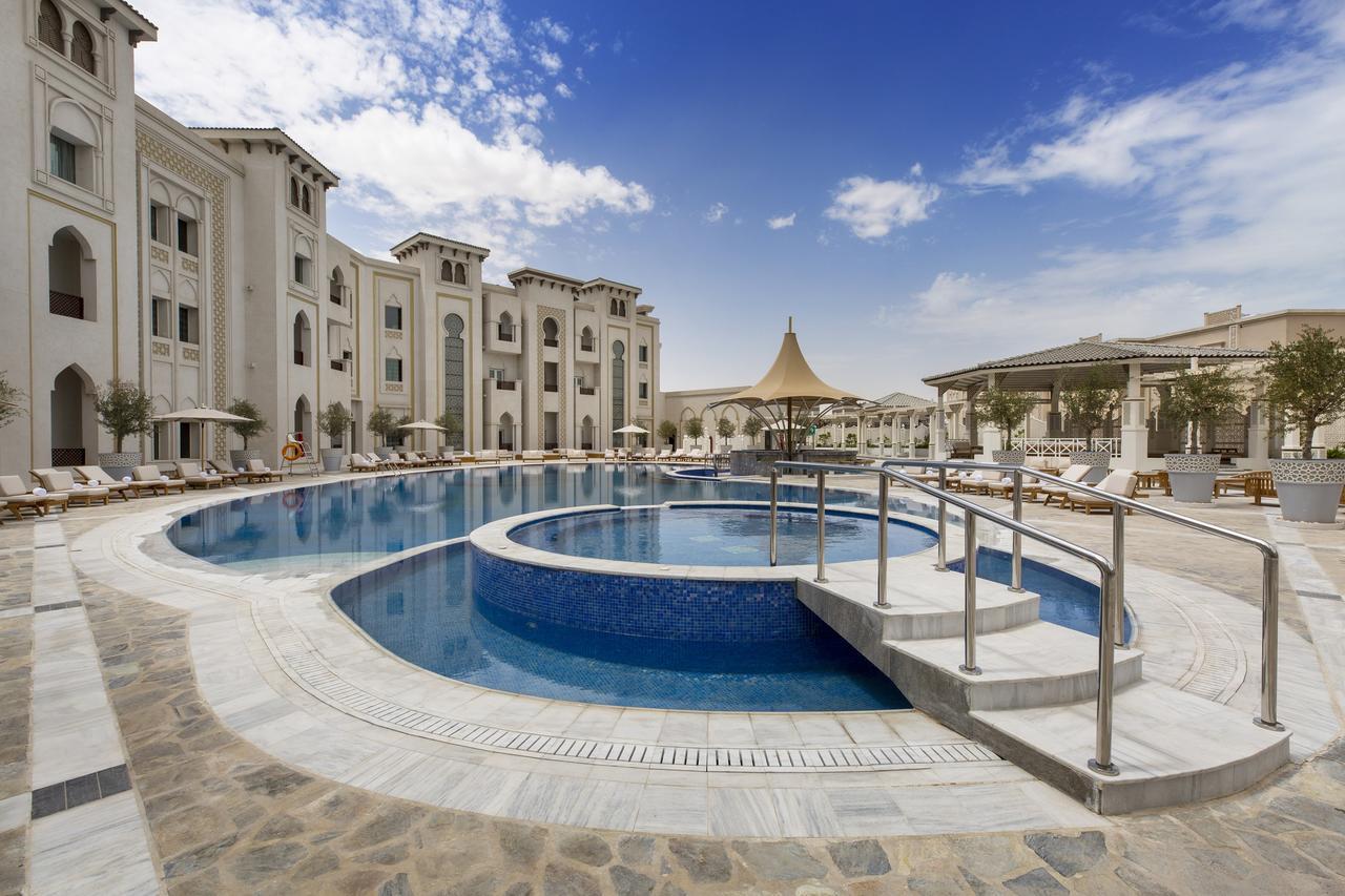 فندق إزدان بالاس الدوحة المظهر الخارجي الصورة The swimming pool at the hotel